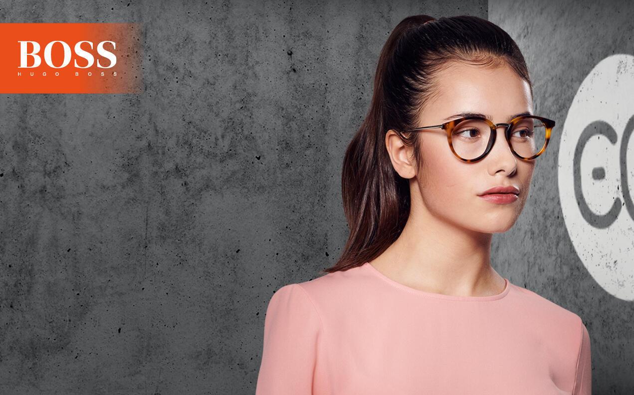Kvinnlig modell bär Hugo Boss-glasögon