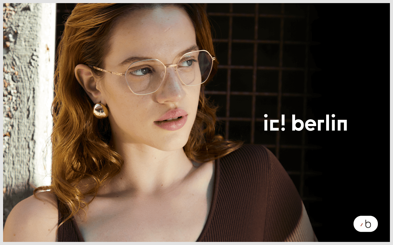 Modell bär ic! berlin-glasögon för dam
