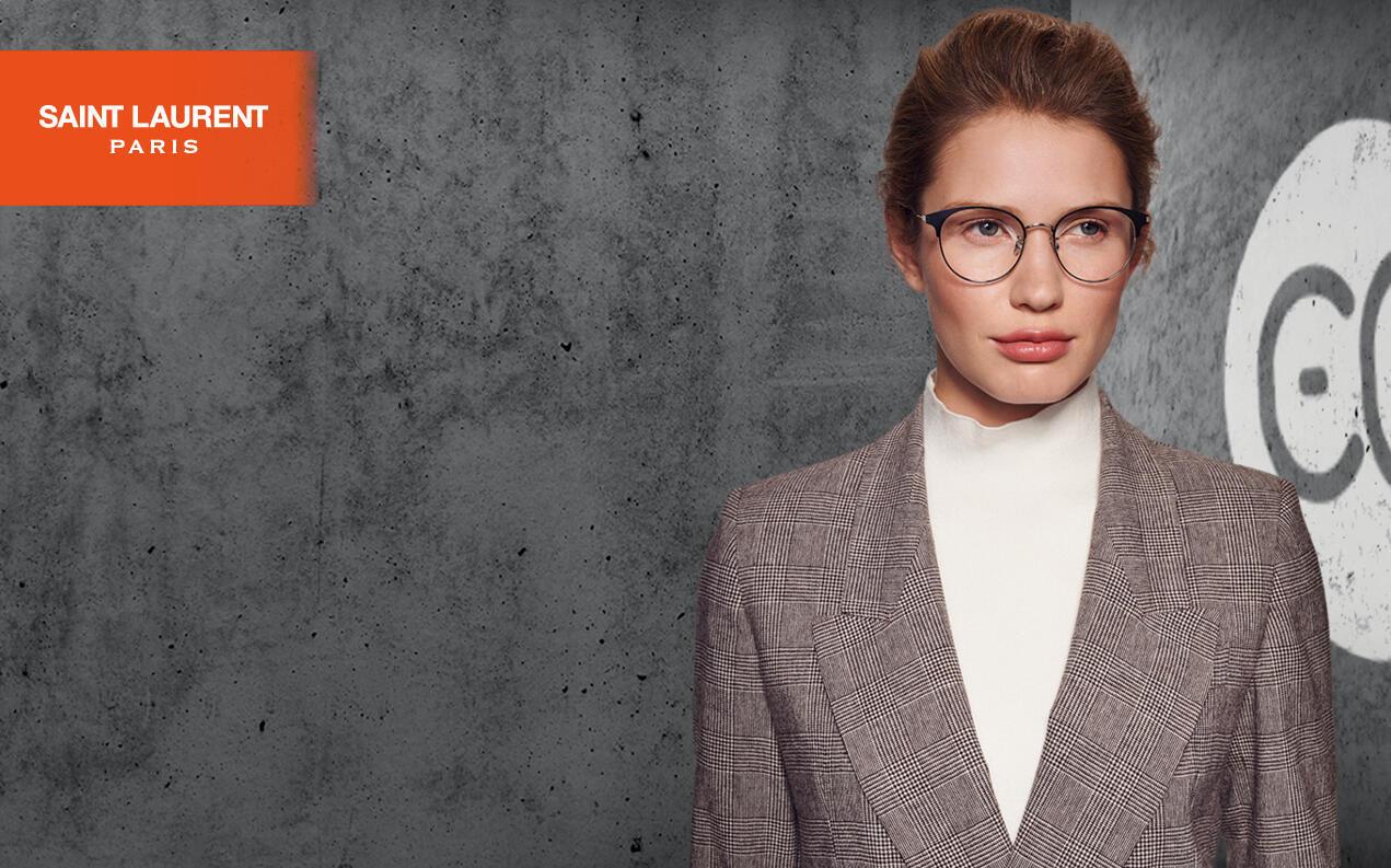 Kvinnlig modell bär Saint Laurent-glasögon