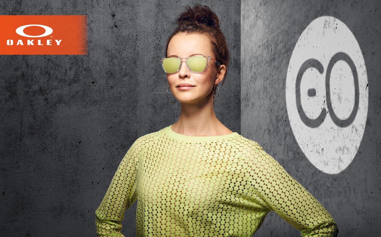 Kvinnlig modell bär solglasögon från Oakley