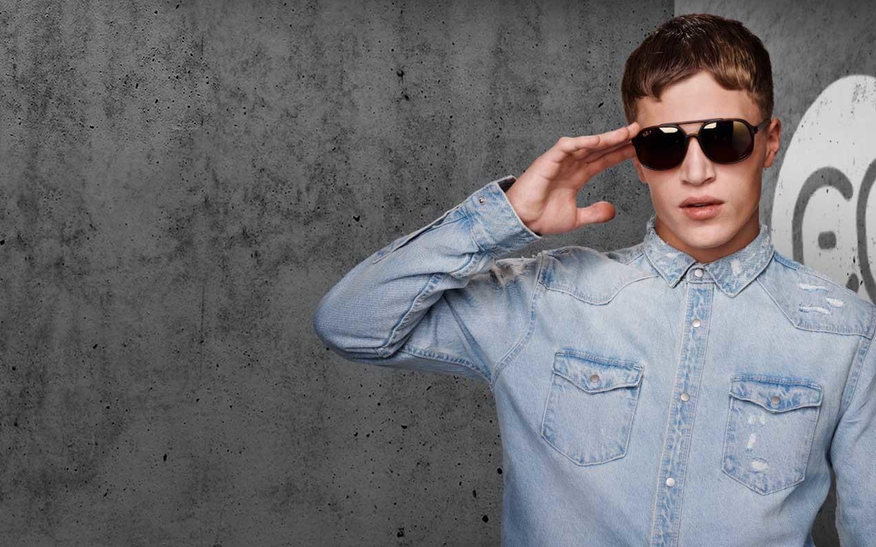 Manlig modell bär solglasögon från Ray-Ban