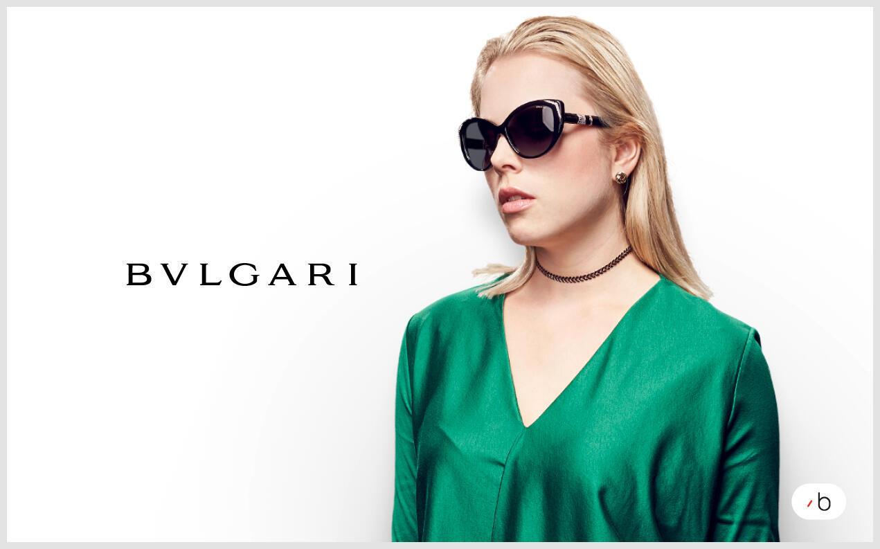 Kvinnlig modell bär solglasögon från Bvlgari