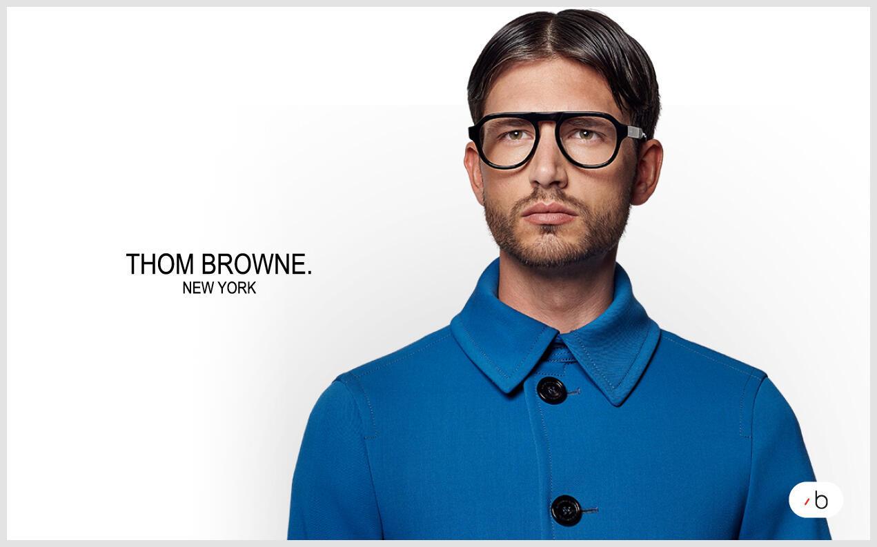 Herrmodell bär Thom Browne-glasögon