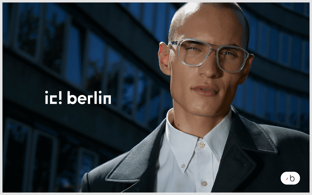 Manlig modell bär glasögon från ic! berlin