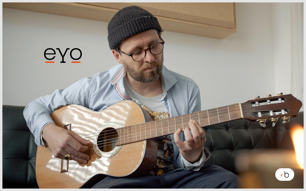 eYo-Ambassador Damion Davis spielt Gitarre und trägt seine selbst designte Brille.