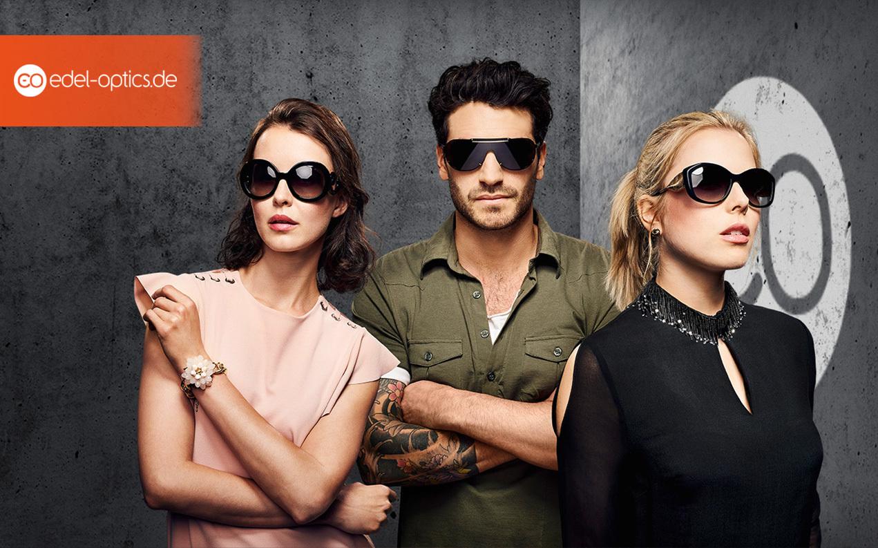 Drei Models posieren vor einer Betonwand und tragen Sonnenbrillen mit Sehstärke.