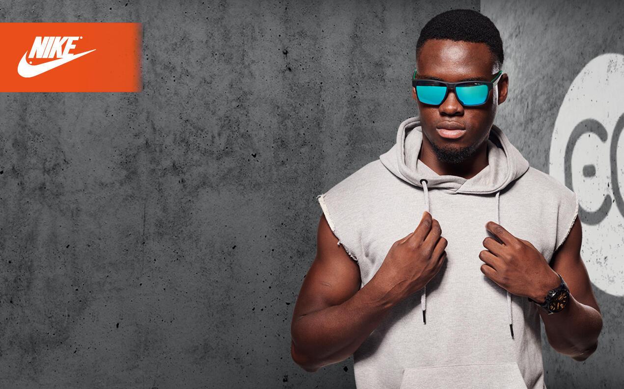 Manlig modell bär sportglasögon från Nike